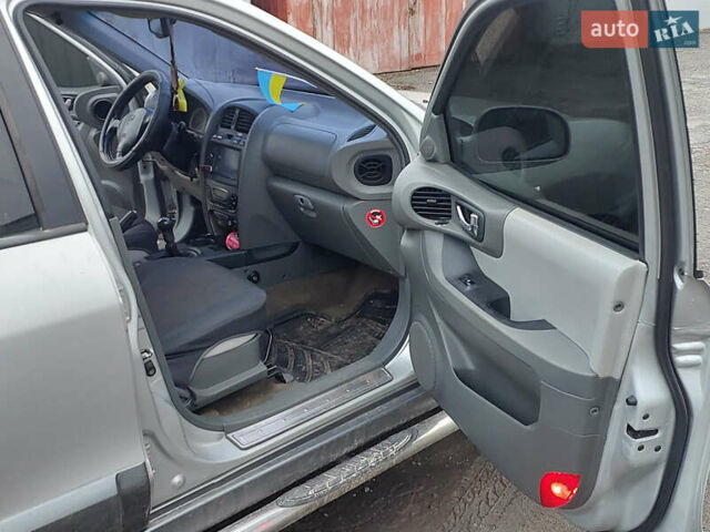 Серый Хендай Санта Фе, объемом двигателя 2 л и пробегом 200 тыс. км за 7650 $, фото 5 на Automoto.ua