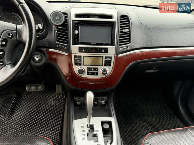 Серый Хендай Санта Фе, объемом двигателя 2.2 л и пробегом 244 тыс. км за 8900 $, фото 9 на Automoto.ua