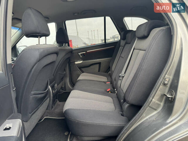 Серый Хендай Санта Фе, объемом двигателя 2.2 л и пробегом 260 тыс. км за 8700 $, фото 18 на Automoto.ua