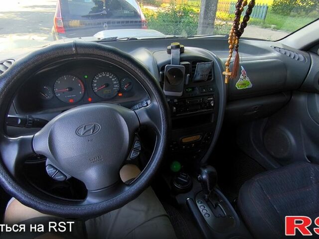 Серый Хендай Санта Фе, объемом двигателя 2 л и пробегом 290 тыс. км за 3500 $, фото 2 на Automoto.ua