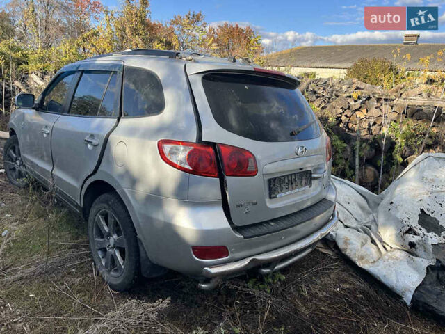 Серый Хендай Санта Фе, объемом двигателя 2.2 л и пробегом 300 тыс. км за 3200 $, фото 2 на Automoto.ua