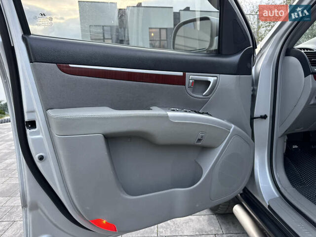 Сірий Хендай Санта Фе, об'ємом двигуна 2.7 л та пробігом 167 тис. км за 7850 $, фото 48 на Automoto.ua