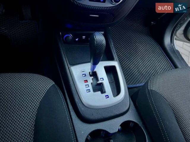 Сірий Хендай Санта Фе, об'ємом двигуна 2.19 л та пробігом 290 тис. км за 8600 $, фото 17 на Automoto.ua