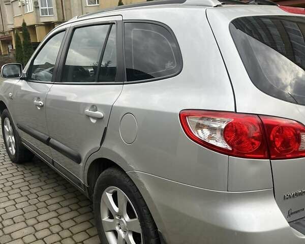 Серый Хендай Санта Фе, объемом двигателя 2.19 л и пробегом 285 тыс. км за 8700 $, фото 3 на Automoto.ua