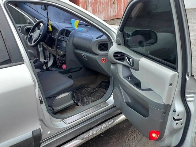 Серый Хендай Санта Фе, объемом двигателя 2 л и пробегом 200 тыс. км за 7650 $, фото 7 на Automoto.ua