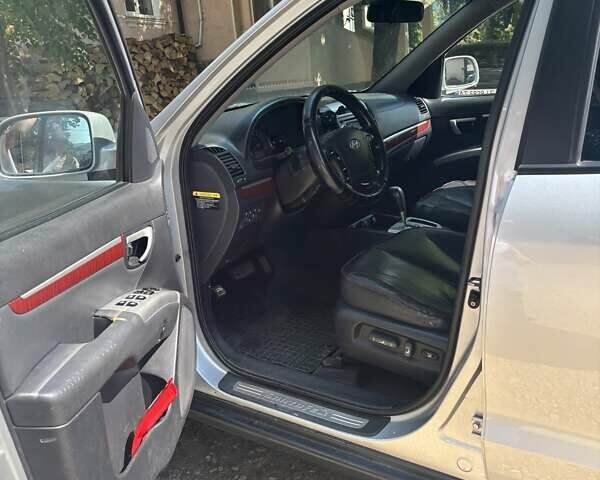 Серый Хендай Санта Фе, объемом двигателя 2.19 л и пробегом 380 тыс. км за 9500 $, фото 2 на Automoto.ua