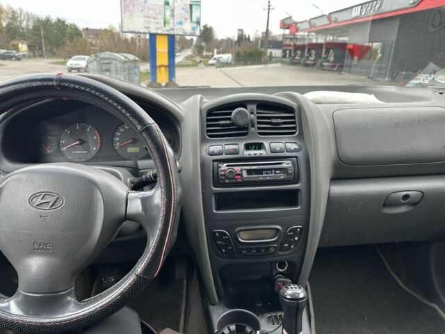 Сірий Хендай Санта Фе, об'ємом двигуна 2 л та пробігом 235 тис. км за 4000 $, фото 9 на Automoto.ua