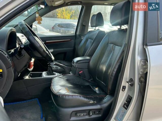 Серый Хендай Санта Фе, объемом двигателя 2.19 л и пробегом 344 тыс. км за 8990 $, фото 8 на Automoto.ua