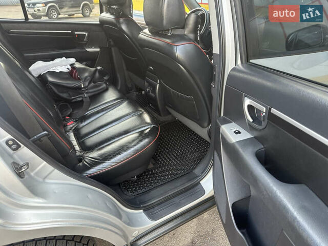 Серый Хендай Санта Фе, объемом двигателя 2.7 л и пробегом 198 тыс. км за 10800 $, фото 18 на Automoto.ua
