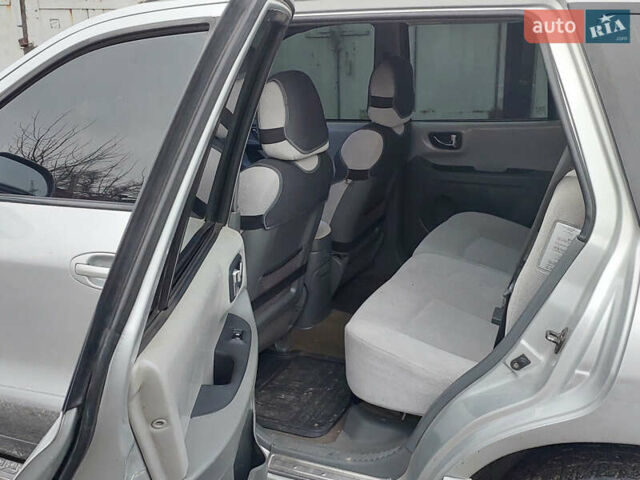 Серый Хендай Санта Фе, объемом двигателя 2 л и пробегом 200 тыс. км за 7650 $, фото 6 на Automoto.ua