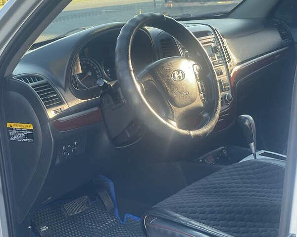 Серый Хендай Санта Фе, объемом двигателя 2.19 л и пробегом 280 тыс. км за 9000 $, фото 11 на Automoto.ua