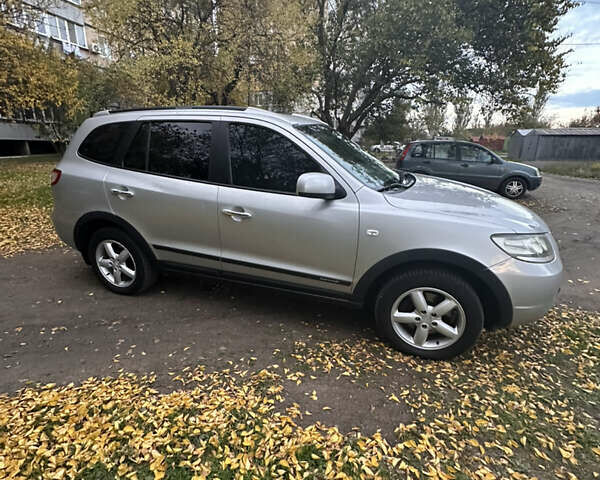 Серый Хендай Санта Фе, объемом двигателя 2.2 л и пробегом 340 тыс. км за 8300 $, фото 3 на Automoto.ua