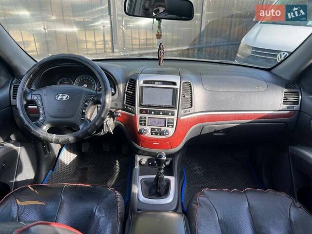 Серый Хендай Санта Фе, объемом двигателя 2.19 л и пробегом 344 тыс. км за 8990 $, фото 13 на Automoto.ua