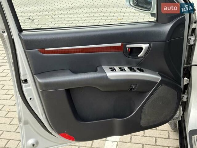 Серый Хендай Санта Фе, объемом двигателя 2.19 л и пробегом 276 тыс. км за 8550 $, фото 46 на Automoto.ua