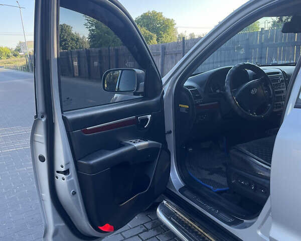 Серый Хендай Санта Фе, объемом двигателя 2.19 л и пробегом 280 тыс. км за 9000 $, фото 10 на Automoto.ua