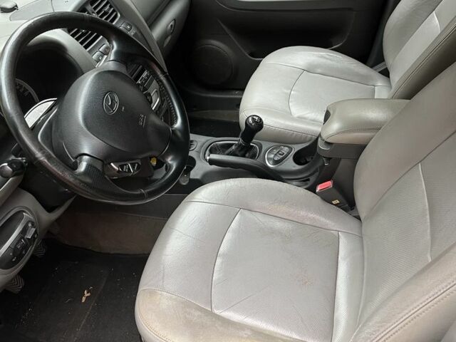 Серый Хендай Санта Фе, объемом двигателя 2.4 л и пробегом 200 тыс. км за 2500 $, фото 2 на Automoto.ua