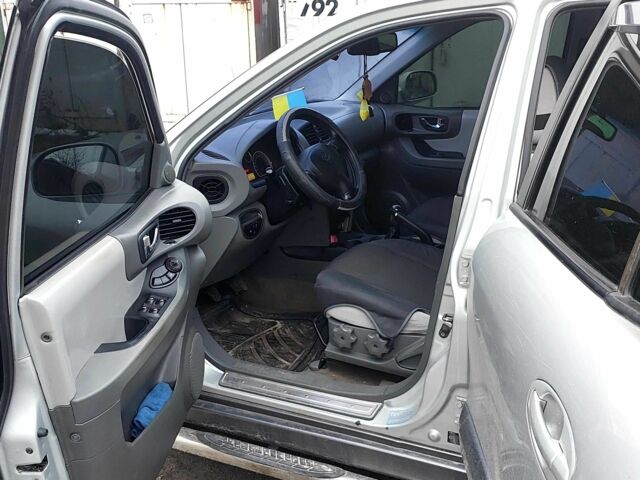 Серый Хендай Санта Фе, объемом двигателя 2 л и пробегом 200 тыс. км за 7650 $, фото 6 на Automoto.ua