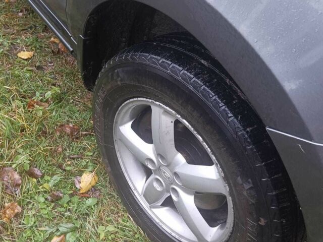 Серый Хендай Санта Фе, объемом двигателя 2.2 л и пробегом 261 тыс. км за 4500 $, фото 15 на Automoto.ua