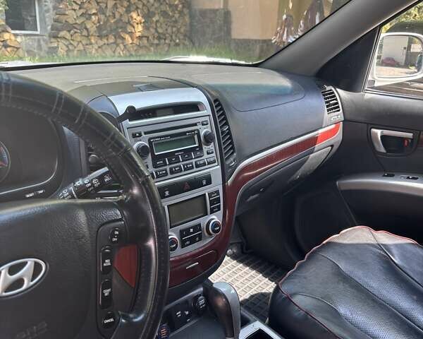 Серый Хендай Санта Фе, объемом двигателя 2.19 л и пробегом 380 тыс. км за 9500 $, фото 4 на Automoto.ua