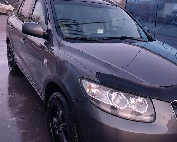 Серый Хендай Санта Фе, объемом двигателя 2.19 л и пробегом 240 тыс. км за 8400 $, фото 1 на Automoto.ua