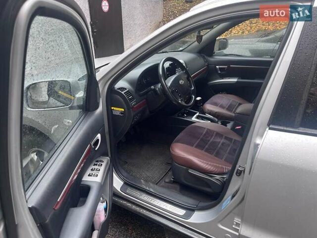 Серый Хендай Санта Фе, объемом двигателя 2.19 л и пробегом 274 тыс. км за 8800 $, фото 9 на Automoto.ua