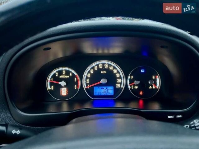 Сірий Хендай Санта Фе, об'ємом двигуна 2.19 л та пробігом 290 тис. км за 8600 $, фото 13 на Automoto.ua