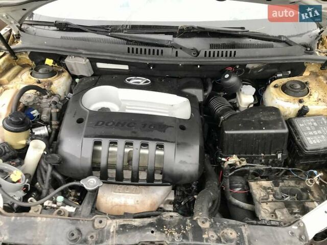 Серый Хендай Санта Фе, объемом двигателя 2 л и пробегом 170 тыс. км за 2500 $, фото 6 на Automoto.ua