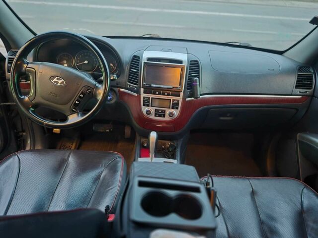 Серый Хендай Санта Фе, объемом двигателя 2.2 л и пробегом 237 тыс. км за 8500 $, фото 4 на Automoto.ua