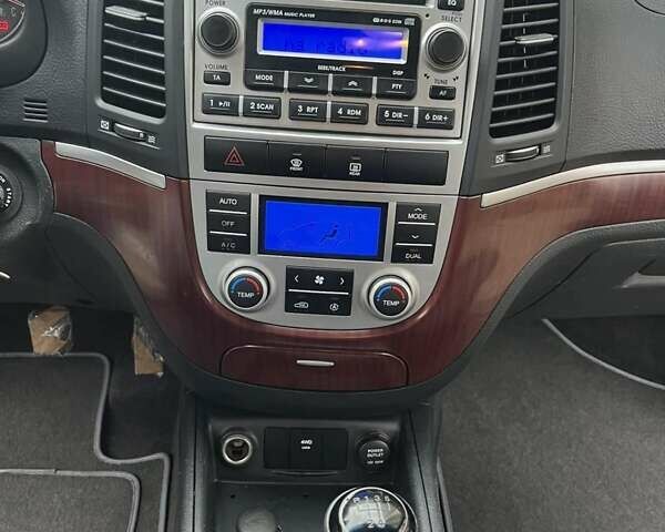 Серый Хендай Санта Фе, объемом двигателя 2.19 л и пробегом 285 тыс. км за 8700 $, фото 11 на Automoto.ua