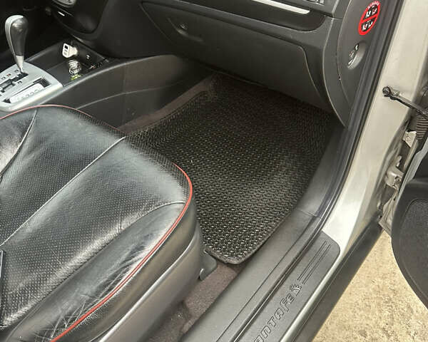 Серый Хендай Санта Фе, объемом двигателя 2.7 л и пробегом 198 тыс. км за 10800 $, фото 31 на Automoto.ua