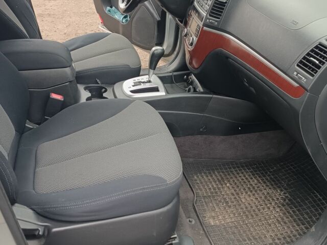 Серый Хендай Санта Фе, объемом двигателя 2 л и пробегом 290 тыс. км за 5000 $, фото 15 на Automoto.ua