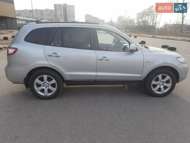 Серый Хендай Санта Фе, объемом двигателя 2.19 л и пробегом 225 тыс. км за 9500 $, фото 2 на Automoto.ua