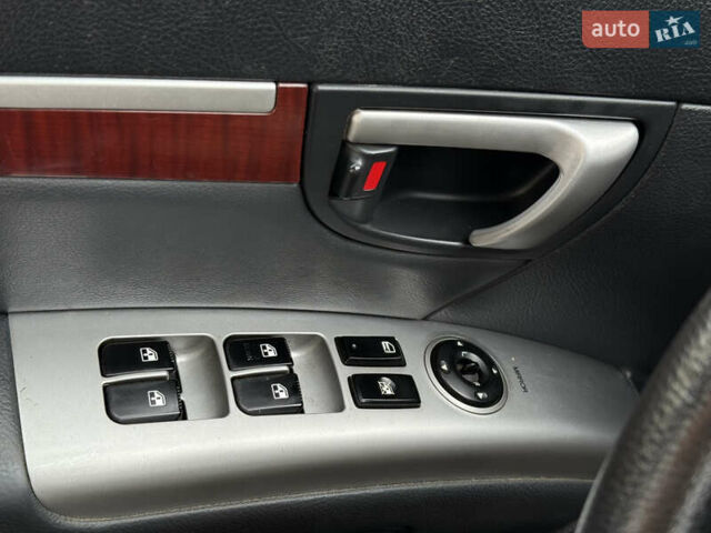 Серый Хендай Санта Фе, объемом двигателя 2.2 л и пробегом 244 тыс. км за 8900 $, фото 13 на Automoto.ua