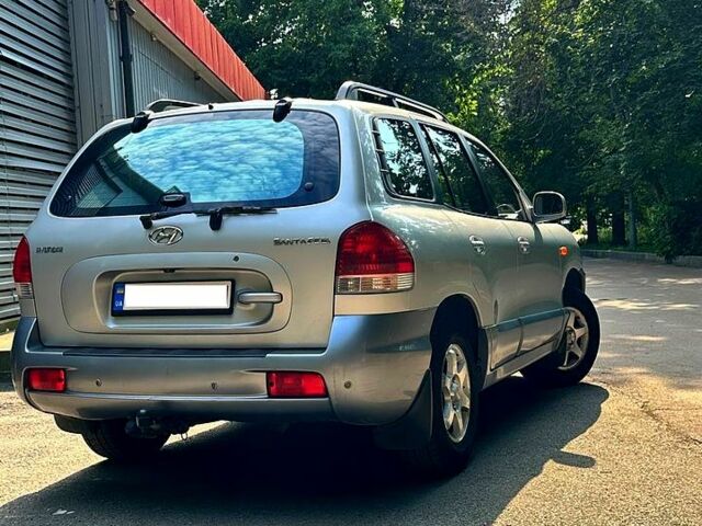 Серый Хендай Санта Фе, объемом двигателя 2 л и пробегом 132 тыс. км за 6700 $, фото 2 на Automoto.ua