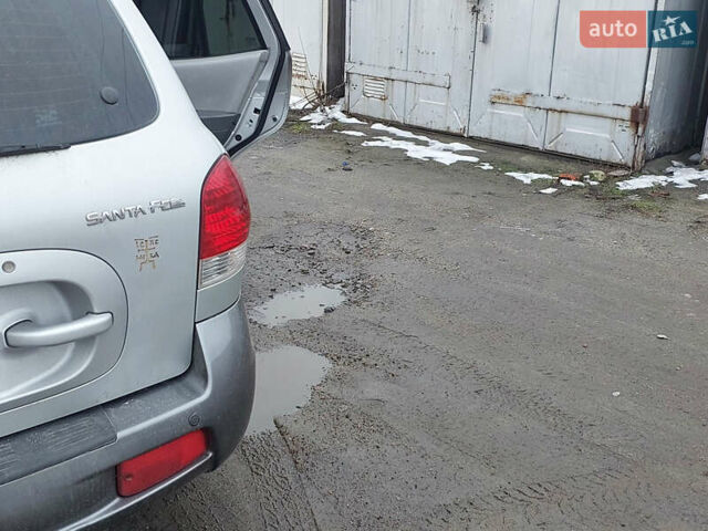 Серый Хендай Санта Фе, объемом двигателя 2 л и пробегом 200 тыс. км за 7650 $, фото 11 на Automoto.ua