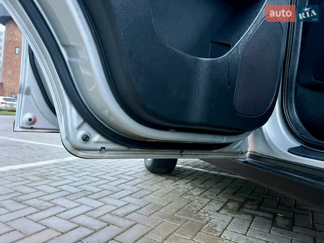 Серый Хендай Санта Фе, объемом двигателя 2.19 л и пробегом 260 тыс. км за 8950 $, фото 35 на Automoto.ua