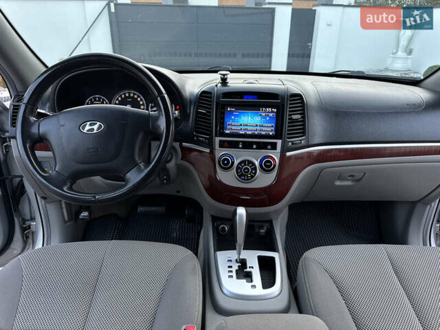 Сірий Хендай Санта Фе, об'ємом двигуна 2.7 л та пробігом 167 тис. км за 7850 $, фото 29 на Automoto.ua
