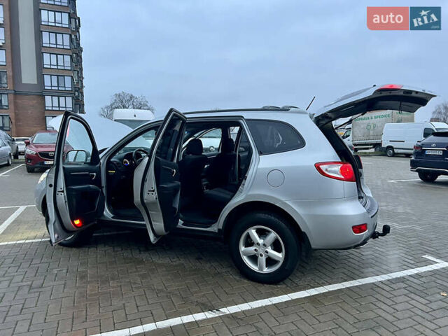 Серый Хендай Санта Фе, объемом двигателя 2.19 л и пробегом 260 тыс. км за 8950 $, фото 13 на Automoto.ua