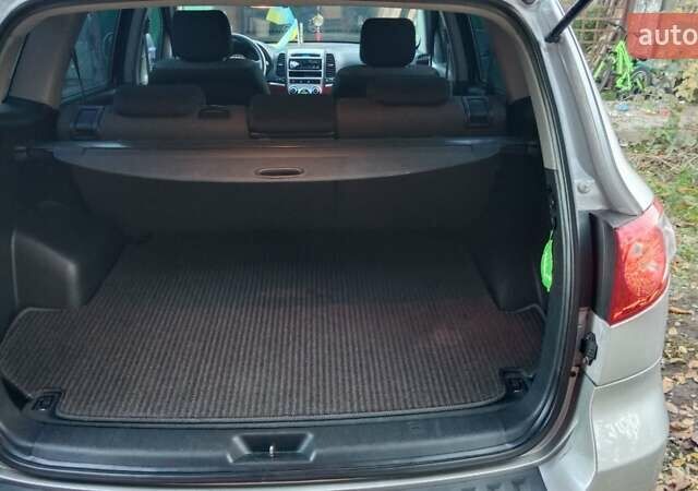 Серый Хендай Санта Фе, объемом двигателя 2.2 л и пробегом 215 тыс. км за 10500 $, фото 12 на Automoto.ua