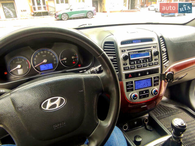 Серый Хендай Санта Фе, объемом двигателя 2.2 л и пробегом 331 тыс. км за 8300 $, фото 6 на Automoto.ua