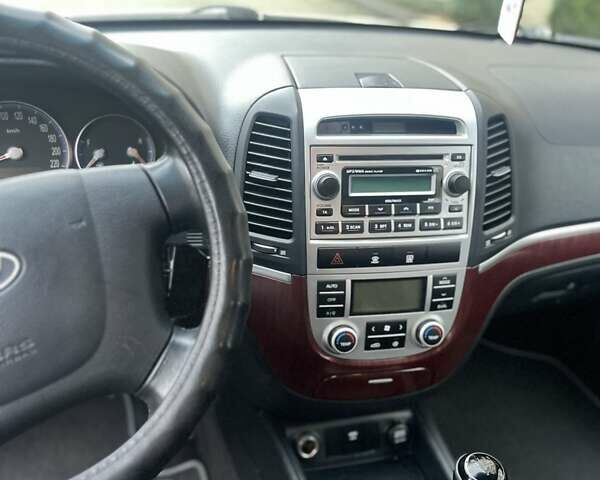 Серый Хендай Санта Фе, объемом двигателя 2.19 л и пробегом 285 тыс. км за 8700 $, фото 9 на Automoto.ua