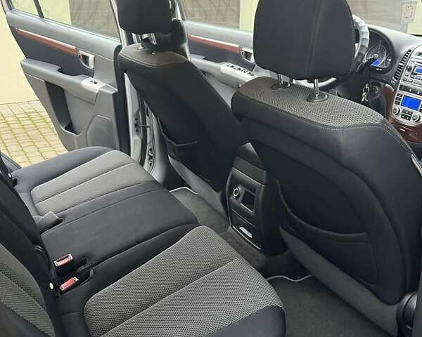 Серый Хендай Санта Фе, объемом двигателя 2.19 л и пробегом 285 тыс. км за 8700 $, фото 18 на Automoto.ua