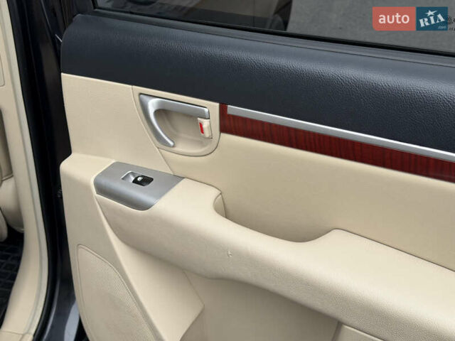 Серый Хендай Санта Фе, объемом двигателя 2.2 л и пробегом 232 тыс. км за 10555 $, фото 67 на Automoto.ua