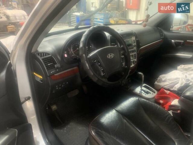 Серый Хендай Санта Фе, объемом двигателя 2.2 л и пробегом 386 тыс. км за 10000 $, фото 7 на Automoto.ua