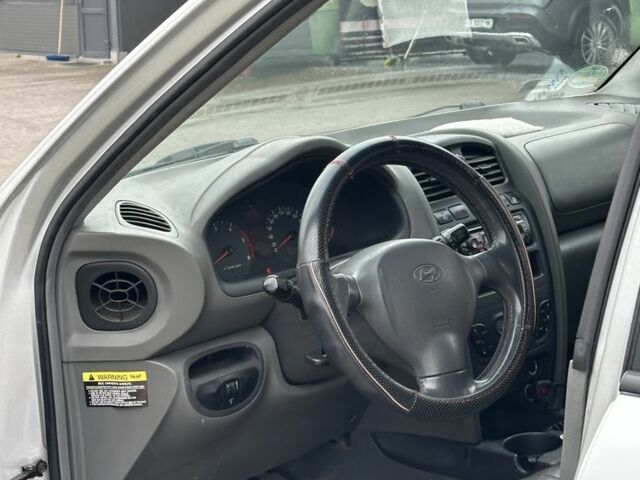 Сірий Хендай Санта Фе, об'ємом двигуна 2 л та пробігом 235 тис. км за 4000 $, фото 5 на Automoto.ua