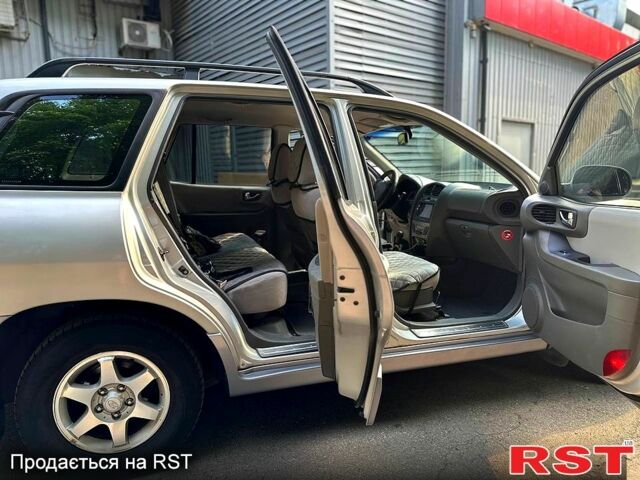 Серый Хендай Санта Фе, объемом двигателя 2 л и пробегом 132 тыс. км за 6700 $, фото 5 на Automoto.ua