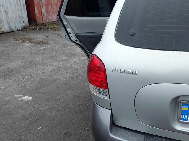 Серый Хендай Санта Фе, объемом двигателя 2 л и пробегом 200 тыс. км за 7650 $, фото 10 на Automoto.ua