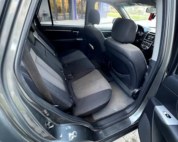 Серый Хендай Санта Фе, объемом двигателя 2.2 л и пробегом 360 тыс. км за 9300 $, фото 8 на Automoto.ua