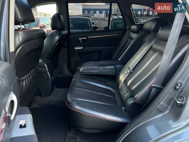 Серый Хендай Санта Фе, объемом двигателя 2.19 л и пробегом 225 тыс. км за 8990 $, фото 13 на Automoto.ua