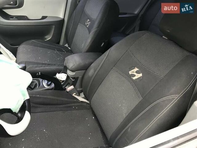 Серый Хендай Санта Фе, объемом двигателя 2 л и пробегом 170 тыс. км за 2500 $, фото 8 на Automoto.ua